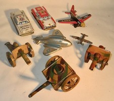 Vintage Pennytoys Konvolut 8 Blechspielzeuge Flugzeuge- Militär-Autos - 774-