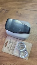 Tim Holtz Tag Press mit Ringen 3,18 cm