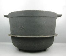 großer alter Ofenkessel