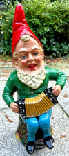 Gartenzwerg Zwerg Gnom mit Ziehharmonika 47cm groß Ton Keramik Alt /P18.10/1