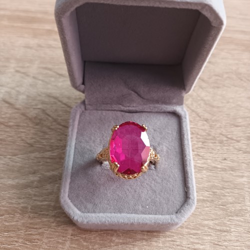 Goldring mit ssimulierten