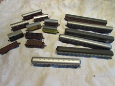 16 Wagen Spur N, 10 Güter-/6 Personenwagen,14 x Trix + 2 x Lima,gt.Zst.,Lesen