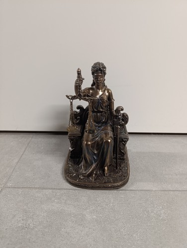 Sitzende justitia figur auf - figur,