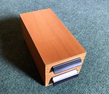 Holz-Karteikasten für Format DIN A7 mit Registern und einigen Karteikarten