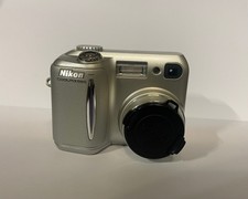 Nikon Coolpix 885 Digitalkamera Silber + 2GB CompactFlash Karte – voll funktions