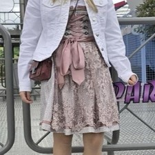 Elegantes Dirndl in Rosatönen