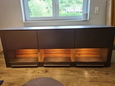 Wohnzimmer: Hochwertige und massive Wohnwand mit beleuchtetem Glastürenschrank