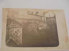 AK 2 Soldaten,Stock,Zeitung,Holzhäuser besr.14.6.17