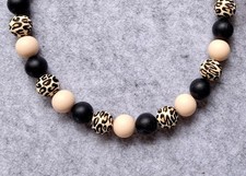 Edle Halskette mit Silikonperlen im Leoprint