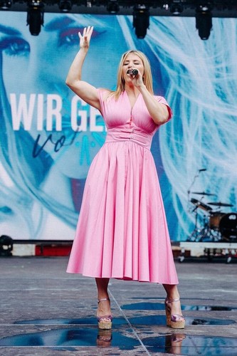 Foto 410 beatrice egli - •,