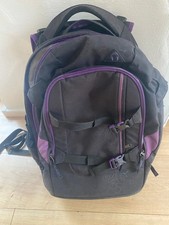 Satch Schulrucksack schwarz / lila für Mädchen  mit Hibiskusblüten Muster