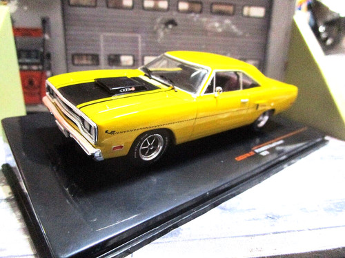 Plymouth road runner - plymouth, v8
