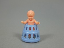 BABYS: Baby im Laufstall (hellblau)