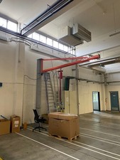 Pneumatischer Balancer / Manipulator an GIS-Säulenschwenkkran.