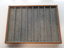 Tablett Vorlage Schmuck u.a. - grau - Holzrahmen mittelbraun