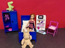 Barbie Stacie Kinderzimmer Möbel,Schrank,Bett zum Ausziehen,Stuhl, Zubehör