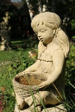 Mädchen mit Weidenkorb