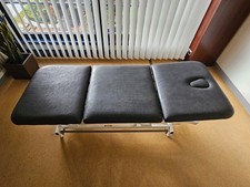 Behandlungsliege Robusta der Firma Villinger 200x75 cm, 3-teilig, elekt. Höhenve