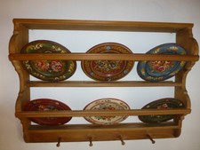 Teller-Regal - Tellerboard - Wandregal Massivholz mit 6 bemalten Holztellern