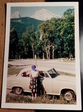 Frau vor Auto Oldtimer