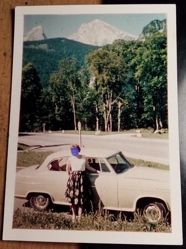 Frau vor auto oldtimer - vor,