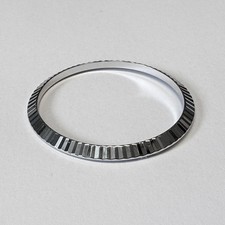 FLUTED BEZEL RING WHITEGOLD