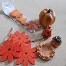 Herbstdeko Fensterbank Kürbis Keramik Kerzen und Untersetzer Blätter Blumen 