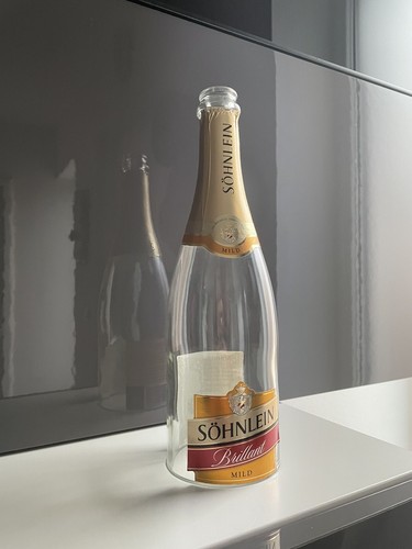 Leere sekt flasche ohne boden - leere,