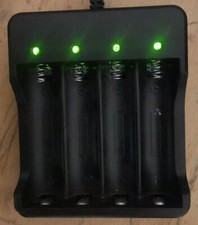 4-Slot Akku Ladegerät Batterieladegerät Universal für Li-ion 18650 Smart Charger