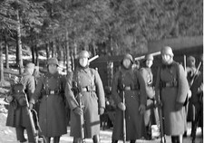 Original Negativ /Negative  Wehrmacht-Soldaten/Stahlhelm volle Montur   ( V75)