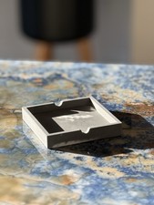 Minimalistischer Aschenbecher