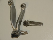 SUZUKI GSXR GSX-R 600 K1 K2 K3 FUSSRASTENANLAGE FUSSRASTE HINTEN LINKS