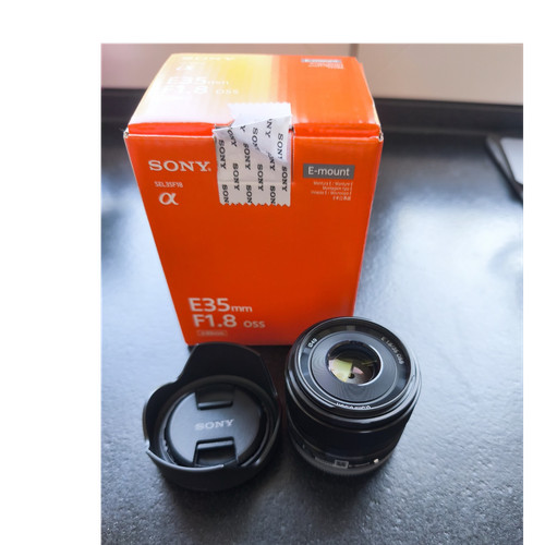 Sony 35mm 8 oss - f/1.8,