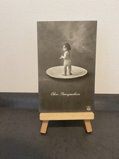 Vintage Postkarte Ohne Bezugsschein, kleines nacktes Kind steht auf Unterteller
