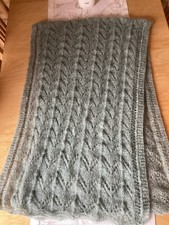 Gestrickte Stola mit Lochmuster 200x58cm     77%Alpaka 23%Seide 125g