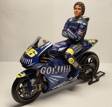 MINICHAMPS BUNDLE #46 VALENTINO ROSSI BIKE & FIGUR YAMAHA YZR-M1 GAULOISES 2004