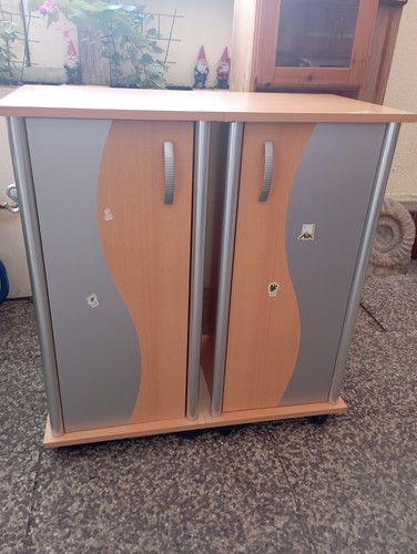 Schrank auf rollen - auf,