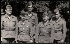 Fotografie KVP - Kasernierte Volkspolizei, Soldaten in Uniform mit Schiffchen 