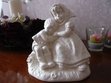 Goebel Hummel 401 "Kurze Rast", little break, Mutter und Junge machen Rast. 