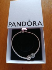 Pandora Armband mit 2 Charms