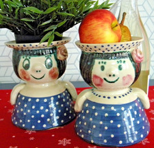 2 getöpferte, fröhliche