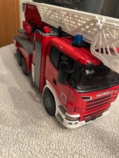 BRUDER Feuerwehr Drehleiter LKK Scania, Maßstab 1:16, Schlauch fehlt