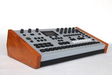 Ständer für Elektron Analog Rytm, -Four MK2. Meranti/Mahagony