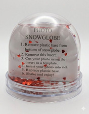 Schneekugel mit roten