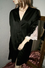 Seidenfein gleitender Satin Negligee - Mantel Morgenmantel schwarz Spitze Gr. L