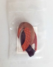 braune Holzbrosche – Tukan