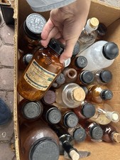 Kiste voller Laborgläser aus