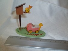 alte Figur Baby im Kinderwagen