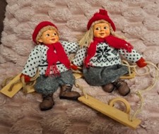 Winterkinder auf Holzschaukel