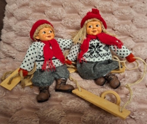Winterkinder auf holzschaukel - winterkinder,